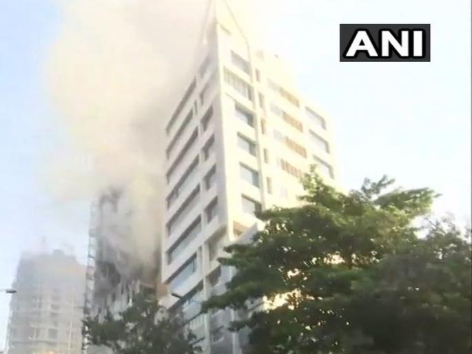 In the Kamala Mill area, five fire engines and fire brigade were admitted to the building | कमला मिल परिसरात इमारतीला आग, अग्निशमन दलाच्या 5 गाड्या दाखल In the Kamala Mill area, five fire engines and fire brigade were admitted to the building | कमला मिल परिसरात इमारतीला आग, अग्निशमन दलाच्या 5 गाड्या दाखल