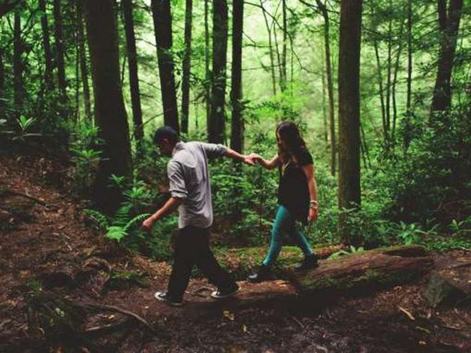 Again 'Sairaat' fears, couples hiding in the forest to save lives in telangana | पुन्हा 'सैराट' भीती, जीव वाचविण्यासाठी जोडपं लपून बसलं जंगलात Again 'Sairaat' fears, couples hiding in the forest to save lives in telangana | पुन्हा 'सैराट' भीती, जीव वाचविण्यासाठी जोडपं लपून बसलं जंगलात