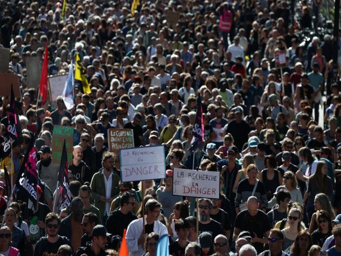 Millions of people took to the streets, stone pelting in some places in France; trains, metro, buses, schools closed | धगधगतं फ्रान्स! लाखो लोक रस्त्यावर उतरले, काही ठिकाणी दगडफेक; रेल्वे, मेट्रो, बस, शाळा बंद