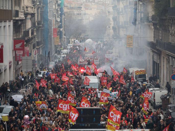 Everything in France will be shut down for the next 24 hours! As many as 8 lakh people will take to the streets; What is the reason? | पुढचे २४ तास फ्रान्स सगळंच बंद! रस्त्यांवर उतरणार तब्बल ८ लाख लोक; काय आहे कारण?