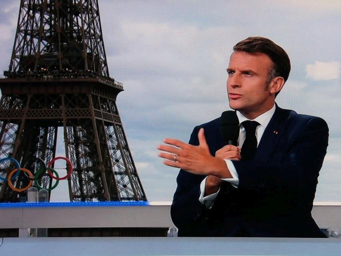 France government collapsed political crisis; Pressure on Emmanuel Macron to resign | भारताला राफेल देणाऱ्या फ्रान्सचे सरकार कोसळले; इमॅन्युएल मॅक्रोंवर राजीनाम्याचा दबाव  France government collapsed political crisis; Pressure on Emmanuel Macron to resign | भारताला राफेल देणाऱ्या फ्रान्सचे सरकार कोसळले; इमॅन्युएल मॅक्रोंवर राजीनाम्याचा दबाव