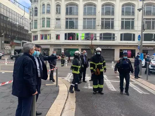Terrorist attacks in France; Three, including a woman, were stabbed to death | फ्रान्समध्ये दहशतवादी हल्ला; महिलेचा गळा चिरला, तिघांचा मृत्यू Terrorist attacks in France; Three, including a woman, were stabbed to death | फ्रान्समध्ये दहशतवादी हल्ला; महिलेचा गळा चिरला, तिघांचा मृत्यू