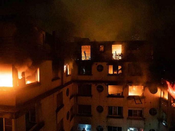 Woman car rammed into neighbor's fiance; The building burned 10 people | शेजाऱ्यासोबतच्या भांडणातून महिलेने कार पेटवली; इमारत जळून 10 ठार