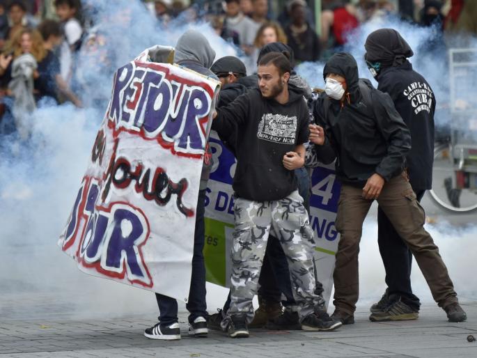 After the violence, the fuel price hike in France is behind | हिंसाचारानंतर फ्रान्समध्ये इंधन दरवाढ अखेर मागे After the violence, the fuel price hike in France is behind | हिंसाचारानंतर फ्रान्समध्ये इंधन दरवाढ अखेर मागे