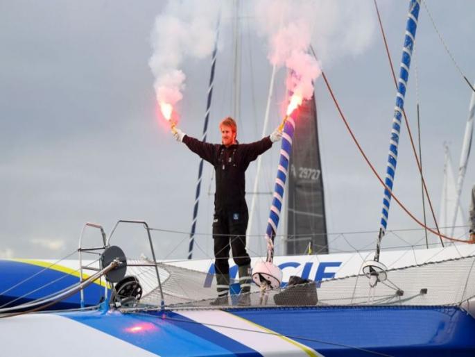  The 42-year-old orbiting the earth just completed it alone | ४२ दिवसांत एकट्याने पूर्ण केली पृथ्वीची सागरी परिक्रमा