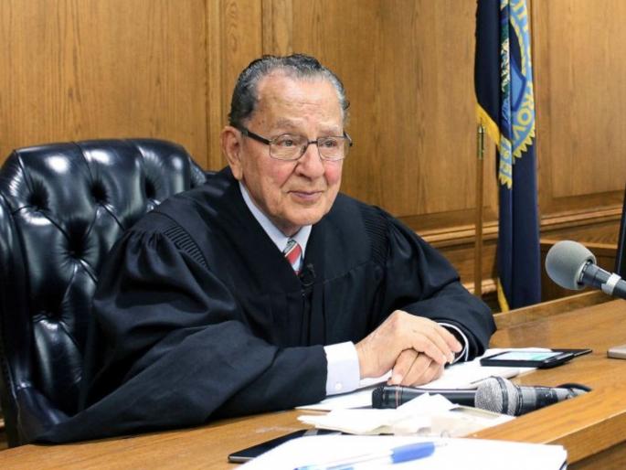 Famous American judge Frank Caprio passes away; He was popular as a 'merciful judge'! | प्रसिद्ध अमेरिकन जज फ्रँक कॅप्रियो यांचे निधन; 'दयाळू न्यायाधीश' म्हणून होते लोकप्रिय!