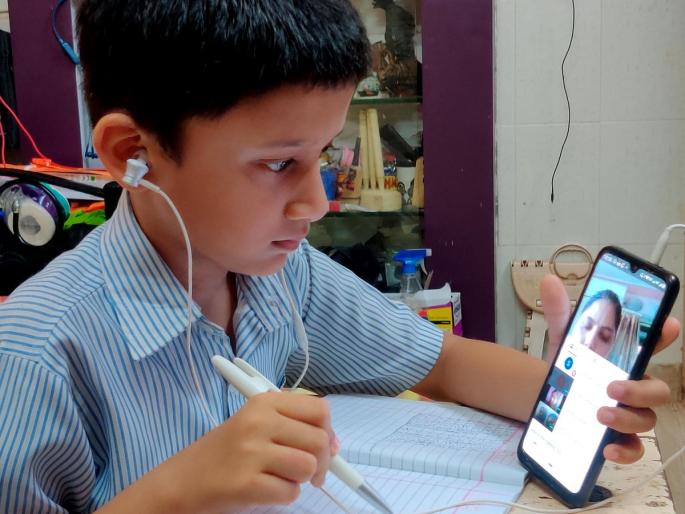 Laptops in Solapur city and mobile groups in rural areas for online study | ऑनलाइन अभ्यासासाठी सोलापूर शहरात लॅपटॉप् तर ग्रामीण भागात मोबाईल ग्रुप