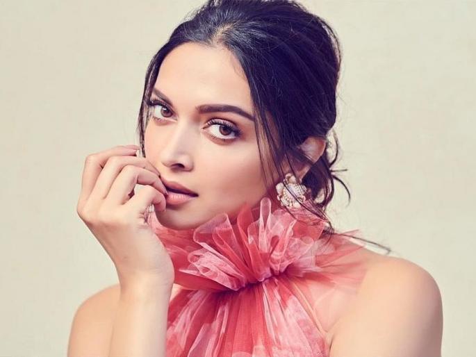 deepika padukone likes fan phone and ask him to use it video got viral | Video: दीपिकाला आवडला चाहत्याचा मोबाईल; म्हणे, मी हा वापरू? deepika padukone likes fan phone and ask him to use it video got viral | Video: दीपिकाला आवडला चाहत्याचा मोबाईल; म्हणे, मी हा वापरू?