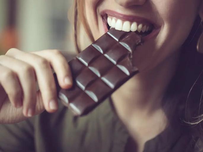Fiance buys fridge safe to protect chocolates | गर्लफ्रेन्डने 'त्याचे' चॉकलेट खाऊ नये म्हणून बॉयफ्रेन्डचा कारनामा, हसावं की रडावं कळणार नाही! Fiance buys fridge safe to protect chocolates | गर्लफ्रेन्डने 'त्याचे' चॉकलेट खाऊ नये म्हणून बॉयफ्रेन्डचा कारनामा, हसावं की रडावं कळणार नाही!