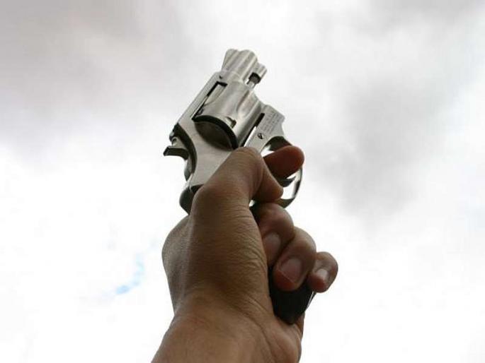 A suspected absconding absconding youth shot at Beed Street in the city MMG | शहरात बीड रस्त्यावर तरूणाचा हवेत गोळीबार, आरोपी फरार एक संशयित ताब्यात A suspected absconding absconding youth shot at Beed Street in the city MMG | शहरात बीड रस्त्यावर तरूणाचा हवेत गोळीबार, आरोपी फरार एक संशयित ताब्यात