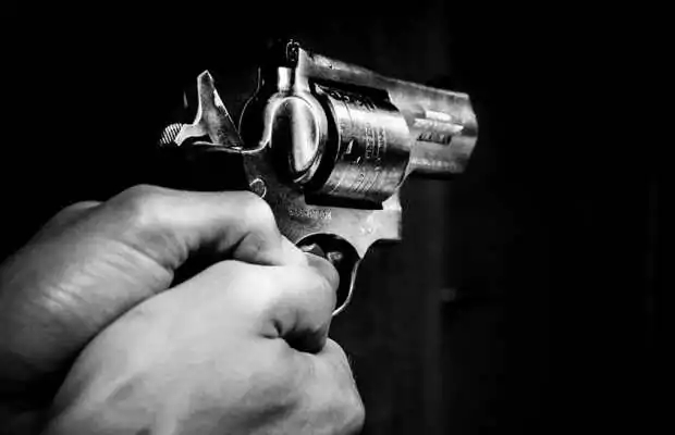 Shooting at a milk dairy owner for ransom | खंडणीसाठी दूध डेअरी मालकावर गोळीबार Shooting at a milk dairy owner for ransom | खंडणीसाठी दूध डेअरी मालकावर गोळीबार