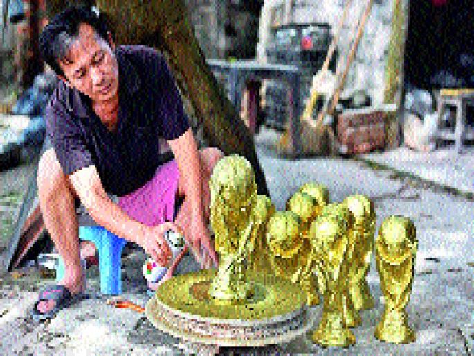 Sales of World Cup replicas in Vietnam | व्हिएतनाममध्ये विश्वचषकाच्या प्रतिकृतीची धडाक्यात विक्री Sales of World Cup replicas in Vietnam | व्हिएतनाममध्ये विश्वचषकाच्या प्रतिकृतीची धडाक्यात विक्री
