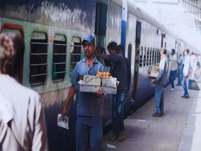 Action against unauthorized vendors selling food in running train Action by Catering Inspector | खाद्यपदार्थ विकणाऱ्या अनधिकृत विक्रेत्यावर धावत्या रेल्वेत कारवाई - कॅटरिंग ईन्स्पेकटरची कारवाई Action against unauthorized vendors selling food in running train Action by Catering Inspector | खाद्यपदार्थ विकणाऱ्या अनधिकृत विक्रेत्यावर धावत्या रेल्वेत कारवाई - कॅटरिंग ईन्स्पेकटरची कारवाई