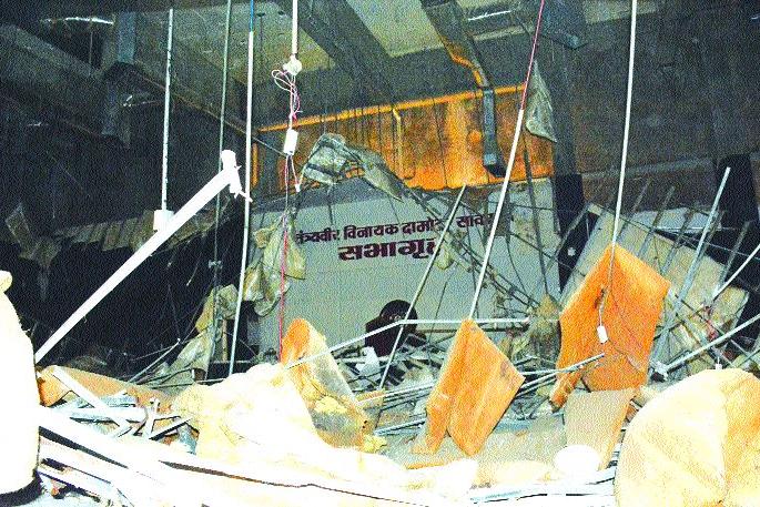 sawarkar Auditorium awaiting renovation | सभागृह नूतनीकरणाच्या प्रतीक्षेत sawarkar Auditorium awaiting renovation | सभागृह नूतनीकरणाच्या प्रतीक्षेत