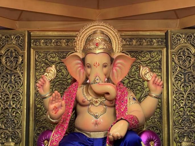 Andheri's Ganpati sits in the Mahakaleshwar temple | अंधेरीचा राजा महाकालेश्वर मंदिराच्या देखाव्यात विराजमान