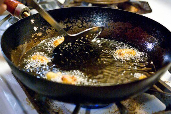 Refuse to eat samosas fried in black oil! The recycled oil should be given to the bazo-diesel manufacturing company | काळ्या तेलातील समोसा नकोच! पुनर्वापर झालेले तेल बाझो-डिझेलनिर्मिती कंपनीला द्यावे Refuse to eat samosas fried in black oil! The recycled oil should be given to the bazo-diesel manufacturing company | काळ्या तेलातील समोसा नकोच! पुनर्वापर झालेले तेल बाझो-डिझेलनिर्मिती कंपनीला द्यावे