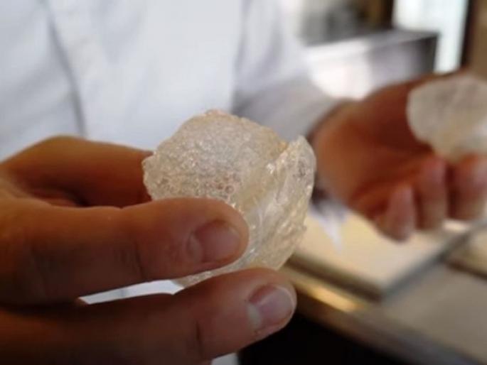 This Italian restaurant serves fried air and its very costly | 'या' हॉटेलमध्ये लोक खाताहेत 'तळलेली हवा', किंमत वाचून व्हाल हैराण! This Italian restaurant serves fried air and its very costly | 'या' हॉटेलमध्ये लोक खाताहेत 'तळलेली हवा', किंमत वाचून व्हाल हैराण!