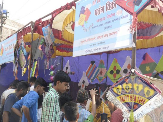 Friend's help for the future of child | चिमुकलीच्या भविष्यासाठी मैत्रीच्या ‘धाग्या’चा आधार, जळगावात मयताच्या कुटुंबासाठी सरसावले मित्र Friend's help for the future of child | चिमुकलीच्या भविष्यासाठी मैत्रीच्या ‘धाग्या’चा आधार, जळगावात मयताच्या कुटुंबासाठी सरसावले मित्र