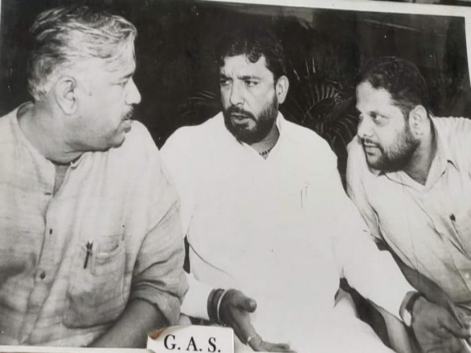 We became friends because of Bapat Sahebs nature Reminisce about childhood friends | आमची मैत्री झाली ती बापट साहेबांच्याच स्वभावामुळे; तरुणपणातील मित्रांच्या आठवणींना उजाळा We became friends because of Bapat Sahebs nature Reminisce about childhood friends | आमची मैत्री झाली ती बापट साहेबांच्याच स्वभावामुळे; तरुणपणातील मित्रांच्या आठवणींना उजाळा