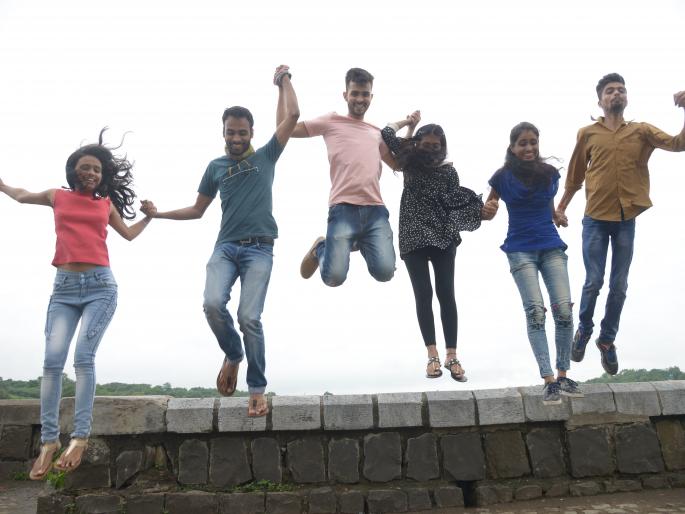 'Dhoom' of Friendship Day in Colleges: Katte flourished day before | महाविद्यालयांमध्ये ‘फ्रेंडशीप डे’ची ‘धूम’ : एक दिवस अगोदर फुलले कट्टे 