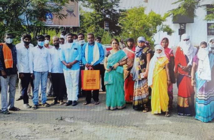 Farmers rams into Washim Collector's office for their demand | रस्ता अडविल्याप्रकरणी शेतकरी धडकले जिल्हाधिकारी कार्यालयात ! Farmers rams into Washim Collector's office for their demand | रस्ता अडविल्याप्रकरणी शेतकरी धडकले जिल्हाधिकारी कार्यालयात !