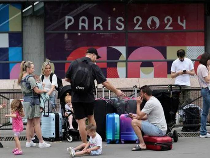 Attack on rail network ahead of Olympics; Excitement in France; Lakhs of passengers were stranded | ऑलिम्पिकपूर्वीच रेल्वे नेटवर्कवर हल्ला; फ्रान्समध्ये खळबळ; लाखाे प्रवासी खाेळंबले Attack on rail network ahead of Olympics; Excitement in France; Lakhs of passengers were stranded | ऑलिम्पिकपूर्वीच रेल्वे नेटवर्कवर हल्ला; फ्रान्समध्ये खळबळ; लाखाे प्रवासी खाेळंबले