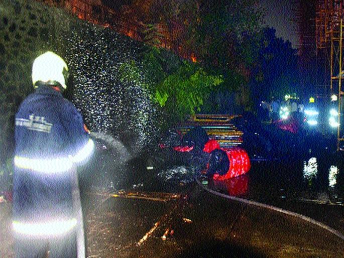 Municipal corporation's fire is due to hospital fire! | पालिकेच्या ढिसाळ कारभारामुळेच रुग्णालयाला आग! Municipal corporation's fire is due to hospital fire! | पालिकेच्या ढिसाळ कारभारामुळेच रुग्णालयाला आग!