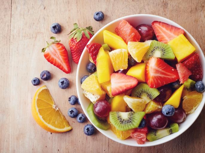 Only 3 rules of eating fruits, Rujuta Divekar says the right way to eat fruits .. | फळं खाण्याचे फक्त ३ नियम, ऋजुता दिवेकर सांगतात फळं खाण्याची योग्य पद्धत..