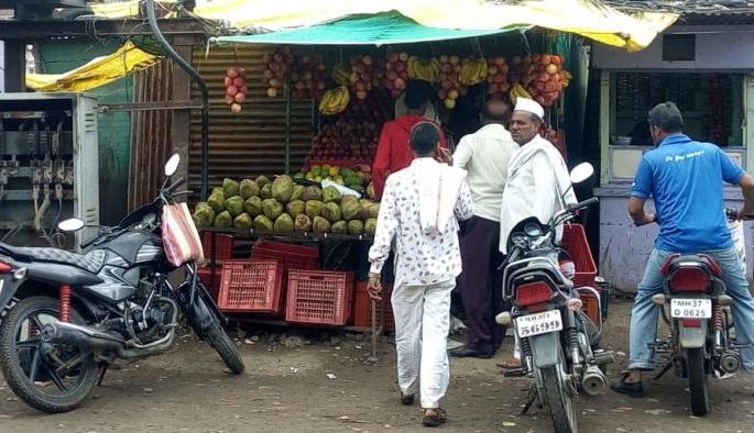 During the festive period, fruits became expensive | सण, उत्सवाच्या काळात फळे महागली
