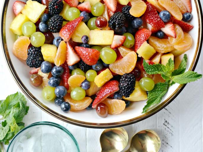 know right method of eating fruits, avoid theses mistakes while eating fruits | नंतर पस्तावण्याऐवजी आत्ताच शिकून घ्या फळं खाण्याची योग्य पद्धत, होतील भरपूर फायदे.. know right method of eating fruits, avoid theses mistakes while eating fruits | नंतर पस्तावण्याऐवजी आत्ताच शिकून घ्या फळं खाण्याची योग्य पद्धत, होतील भरपूर फायदे..