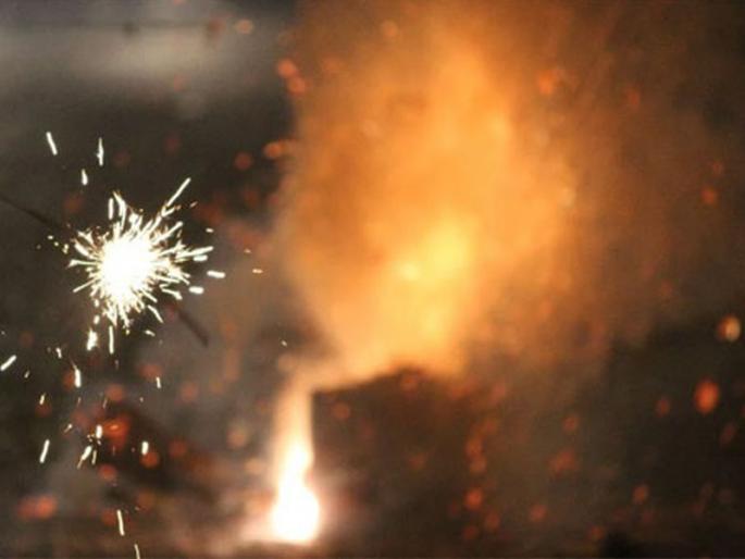 Bursting fireworks factory, fortunately 'they' survived because of the holiday | फटाक्याच्या कारखान्यात स्फोट, सुट्टी झाल्यामुळे सुदैवाने 'ते' बचावले Bursting fireworks factory, fortunately 'they' survived because of the holiday | फटाक्याच्या कारखान्यात स्फोट, सुट्टी झाल्यामुळे सुदैवाने 'ते' बचावले