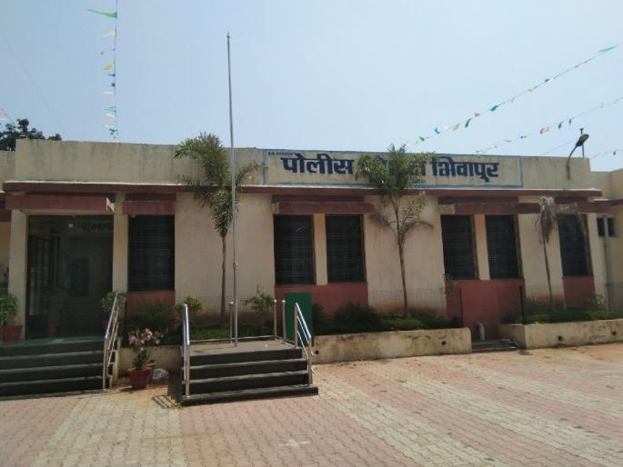 Clash between two employees in Bhiwapur police station itself | अन् चक्क पोलिस स्टेशनमध्येच दोन कर्मचाऱ्यात फ्री स्टाईल हाणामारी Clash between two employees in Bhiwapur police station itself | अन् चक्क पोलिस स्टेशनमध्येच दोन कर्मचाऱ्यात फ्री स्टाईल हाणामारी