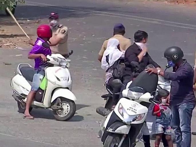 162 bicyclists seized for three months on rotating roads | संचारबंदीत रस्त्यावर फिरणाऱ्या 162 दुचाकी तीन महिन्यांसाठी जप्त 162 bicyclists seized for three months on rotating roads | संचारबंदीत रस्त्यावर फिरणाऱ्या 162 दुचाकी तीन महिन्यांसाठी जप्त