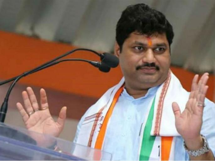 Dhananjay Munde's strong reception and condemnation; Three workers were detained by the police | धनंजय मुंडे यांचे जोरदार स्वागत अन् निषेधही; तीन कार्यकर्त्यांना पोलिसांनी घेतले ताब्यात Dhananjay Munde's strong reception and condemnation; Three workers were detained by the police | धनंजय मुंडे यांचे जोरदार स्वागत अन् निषेधही; तीन कार्यकर्त्यांना पोलिसांनी घेतले ताब्यात