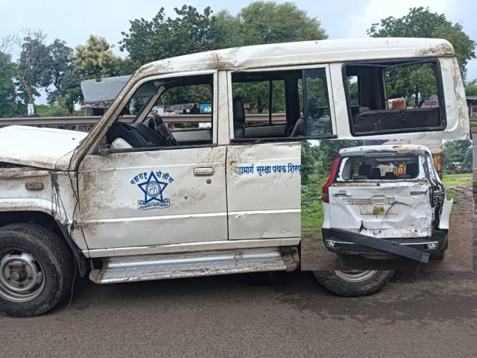 Tension over banner tearing, curfew in Sangvi; 20 police injured in stone pelting, case registered against 150 people | बॅनर फाडल्यावरुन तणाव, सांगवीत संचारबंदी; दगडफेकीत २० पोलिस जखमी, १५० जणांवर गुन्हा दाखल Tension over banner tearing, curfew in Sangvi; 20 police injured in stone pelting, case registered against 150 people | बॅनर फाडल्यावरुन तणाव, सांगवीत संचारबंदी; दगडफेकीत २० पोलिस जखमी, १५० जणांवर गुन्हा दाखल