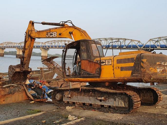 District administration's crackdown on illegal sand mines; 6 crore 48 lakh machinery destroyed | अवैध रेती उपसा विरोधात जिल्हा प्रशासनाची धडक कारवाई; ६ कोटी ४८ लाखाचा मुद्देमाल नष्ट District administration's crackdown on illegal sand mines; 6 crore 48 lakh machinery destroyed | अवैध रेती उपसा विरोधात जिल्हा प्रशासनाची धडक कारवाई; ६ कोटी ४८ लाखाचा मुद्देमाल नष्ट