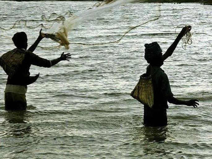 Fishermen's compensation should be reconsidered | मच्छीमारांच्या भरपाईचा फेरविचार व्हावा Fishermen's compensation should be reconsidered | मच्छीमारांच्या भरपाईचा फेरविचार व्हावा