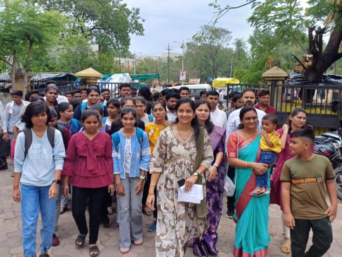 Irregularities in the NEET exam, hundreds of students stormed the SDO office  | नीट परीक्षेत गैरप्रकार, शेकडो विद्यार्थ्यांची एसडीओ कार्यालयावर धडक  Irregularities in the NEET exam, hundreds of students stormed the SDO office  | नीट परीक्षेत गैरप्रकार, शेकडो विद्यार्थ्यांची एसडीओ कार्यालयावर धडक