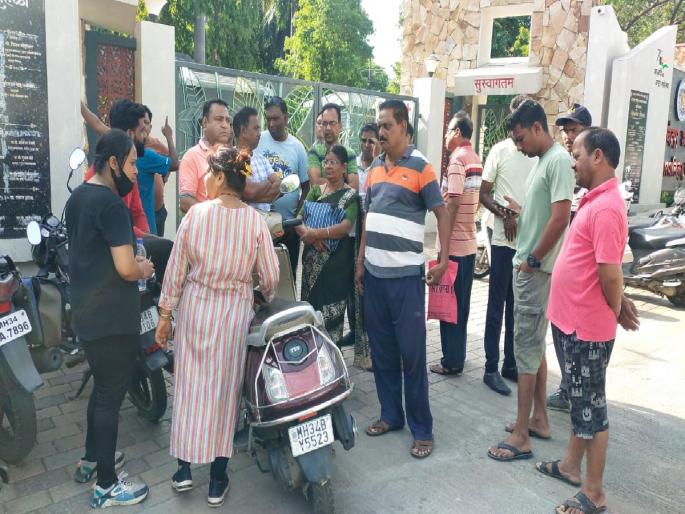 A purse was stolen from the trunk of a bike Incidents in Azad Garden area | दुचाकीच्या डिक्कीतून पर्स पळविली; आझाद गार्डन परिसरातील घटना A purse was stolen from the trunk of a bike Incidents in Azad Garden area | दुचाकीच्या डिक्कीतून पर्स पळविली; आझाद गार्डन परिसरातील घटना