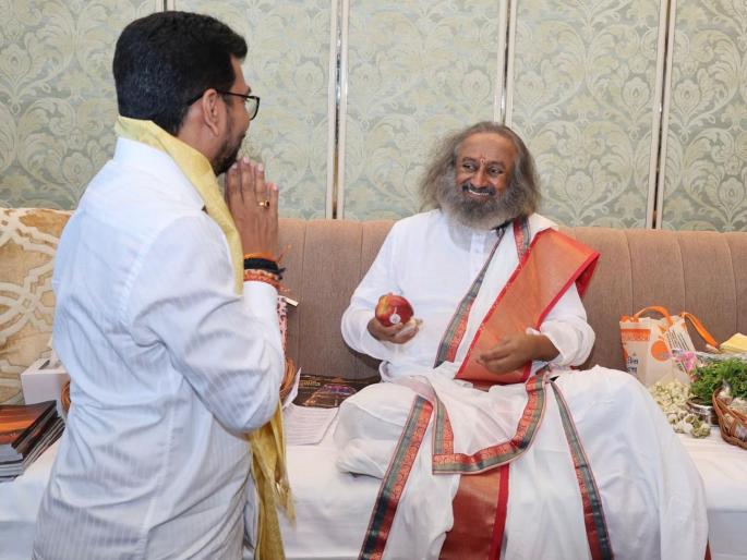 Amol Kirtikar took the blessings of Sri Sri Ravi Shankar | अमोल कीर्तिकर यांनी घेतले श्री श्री रविशंकर यांचे आशिर्वाद Amol Kirtikar took the blessings of Sri Sri Ravi Shankar | अमोल कीर्तिकर यांनी घेतले श्री श्री रविशंकर यांचे आशिर्वाद