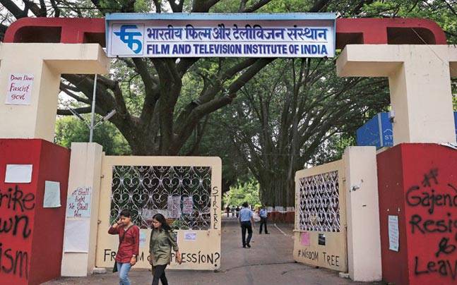 The name of the beloved 'P.L.' will be displayed on the building of FTII's television department in Pune. | पुण्यातील एफटीआयआयच्या दूरचित्रवाणी विभागाच्या इमारतीवर लाडक्या 'पु.लं' चे नाव झळकणार The name of the beloved 'P.L.' will be displayed on the building of FTII's television department in Pune. | पुण्यातील एफटीआयआयच्या दूरचित्रवाणी विभागाच्या इमारतीवर लाडक्या 'पु.लं' चे नाव झळकणार