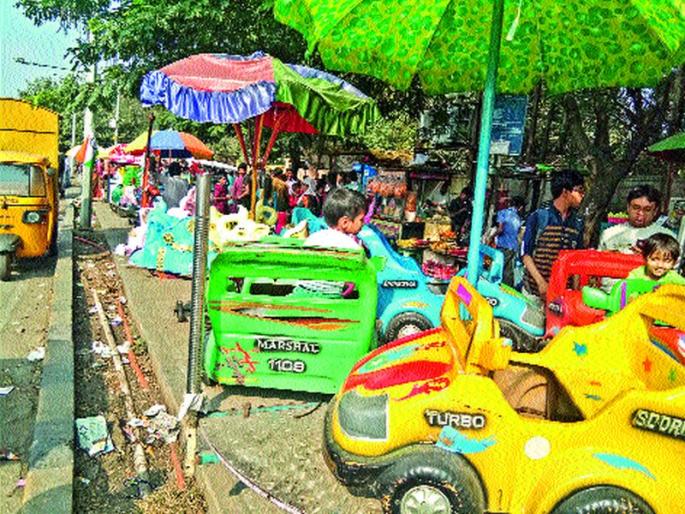 Hawkers on spacious footpaths | प्रशस्त फुटपाथवर फेरीवाल्यांचे बस्तान Hawkers on spacious footpaths | प्रशस्त फुटपाथवर फेरीवाल्यांचे बस्तान