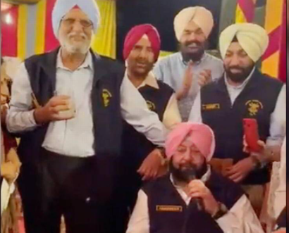 Video capt amarinder singh sings song with fauji friends | Video - 'ओ गोरे गोरे ओ बांके छोरे', मित्रांसोबत कॅप्टन अमरिंदर सिंग यांचा कूल अंदाज; गायलं खास गाणं Video capt amarinder singh sings song with fauji friends | Video - 'ओ गोरे गोरे ओ बांके छोरे', मित्रांसोबत कॅप्टन अमरिंदर सिंग यांचा कूल अंदाज; गायलं खास गाणं