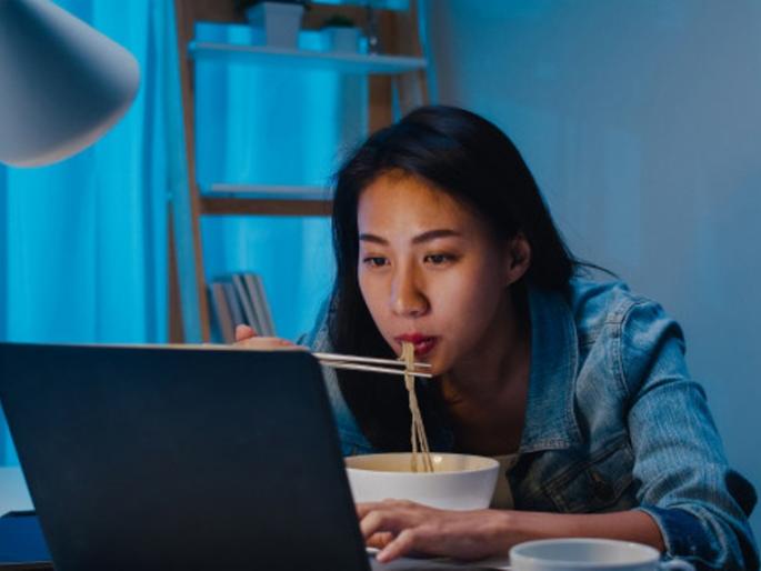 acidity, headache, weakness, low energy all because of poor diet habits | ऐन तारुण्यात छातीत जळजळ, डोकेदुखी, अशक्तपणा, लो एनर्जी यानंं त्रस्त आहात? -ही त्याची कारणं...