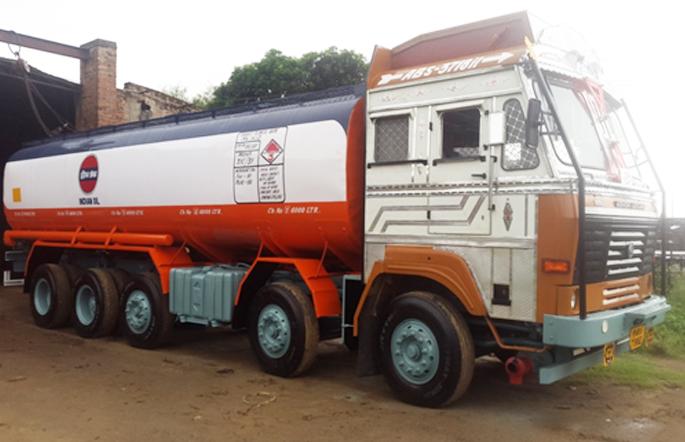 Raigad police seize 162 tonnes of stocks in nine tankers | एलपीजी-प्राेपॅन मिक्सींग प्रकरणी रायगड पाेलिसांचा छापा नऊ टॅंकरमधील 162 टन साठा जप्त Raigad police seize 162 tonnes of stocks in nine tankers | एलपीजी-प्राेपॅन मिक्सींग प्रकरणी रायगड पाेलिसांचा छापा नऊ टॅंकरमधील 162 टन साठा जप्त