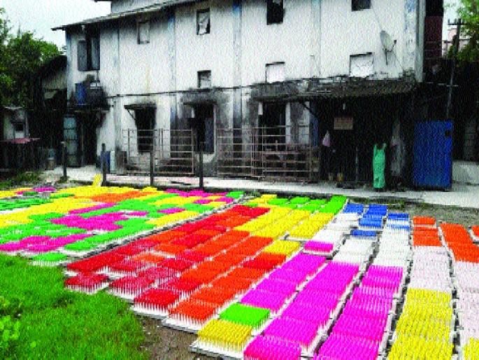 unemployment thousands of workers | डहाणूतील पारंपरिक फुगे कारखाने मृत्युपंथाला, हजारो कामगारांवर बेकारीची कु-हाड