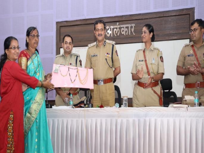 Kolhapur police returned the stolen jewelery worth 54 lakhs to the original owners | कोल्हापूर पोलिसांनी चोरीस गेलेले ५४ लाखांचे दागिने मूळ मालकांना केले परत, पोलिस-नागरिकांचा जन संवाद उपक्रम Kolhapur police returned the stolen jewelery worth 54 lakhs to the original owners | कोल्हापूर पोलिसांनी चोरीस गेलेले ५४ लाखांचे दागिने मूळ मालकांना केले परत, पोलिस-नागरिकांचा जन संवाद उपक्रम
