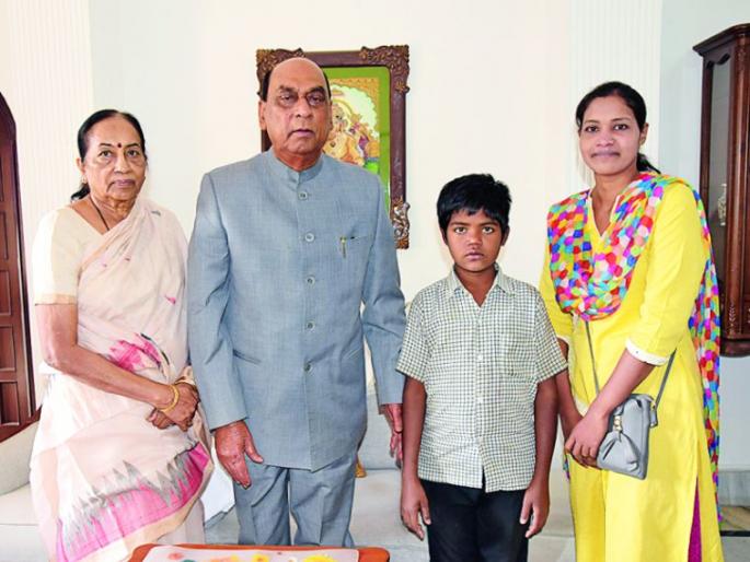 Society came to the aid of Phulchand | फुलचंदच्या मदतीला धावून आला समाज