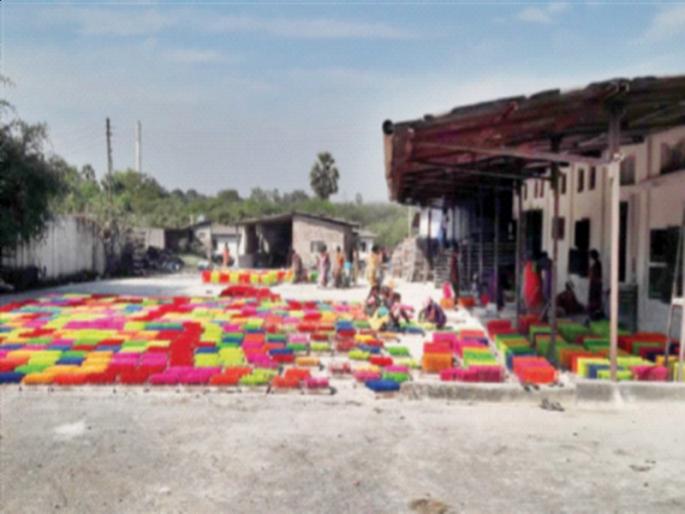 Corona closes Dahanu balloon factory | कोरोनाने डहाणूतील फुगे कारखाने बंद, कामगारांची उपासमार Corona closes Dahanu balloon factory | कोरोनाने डहाणूतील फुगे कारखाने बंद, कामगारांची उपासमार