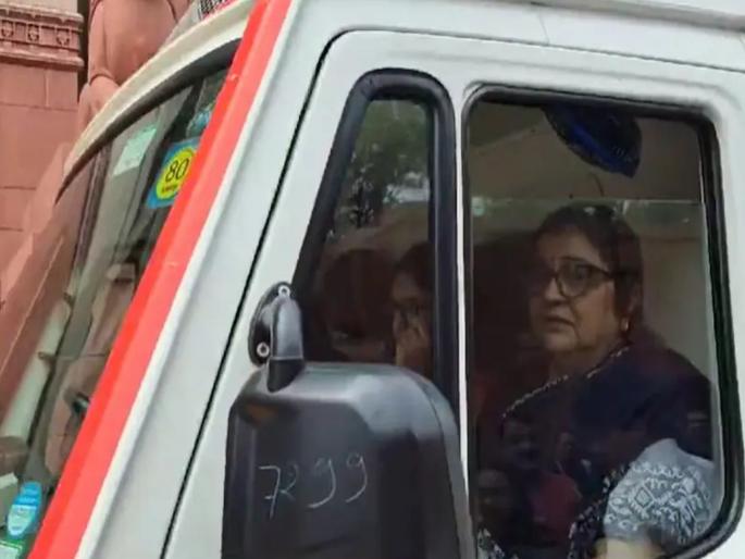 Slogans were going on in the Rajya Sabha after the NEET examination Paper leak, suddenly congress Phulo Devi fell down, treatment started | नीट परीक्षेवरून राज्यसभेत घोषणाबाजी सुरु होती, अचानक फुलो देवी खाली कोसळल्या, उपचार सुरु